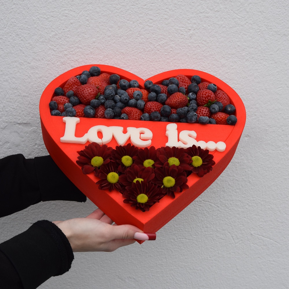 Love is...   . �������� ������ Cvety.by